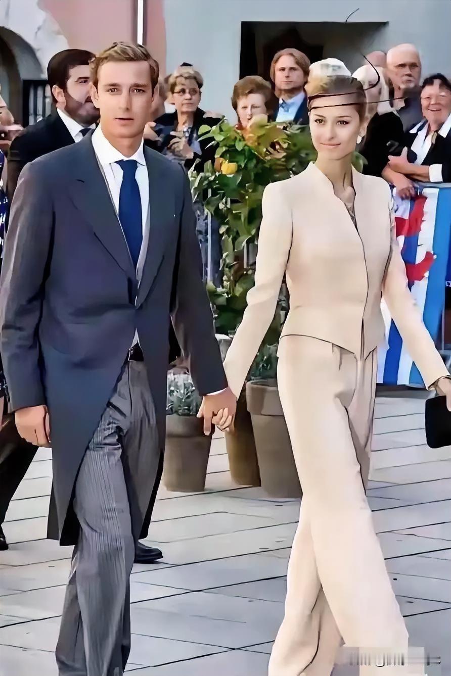下面照片是摩洛哥王子与王妃的合影。
这两位可谓是天造一对，地造一双！太有夫妻相了