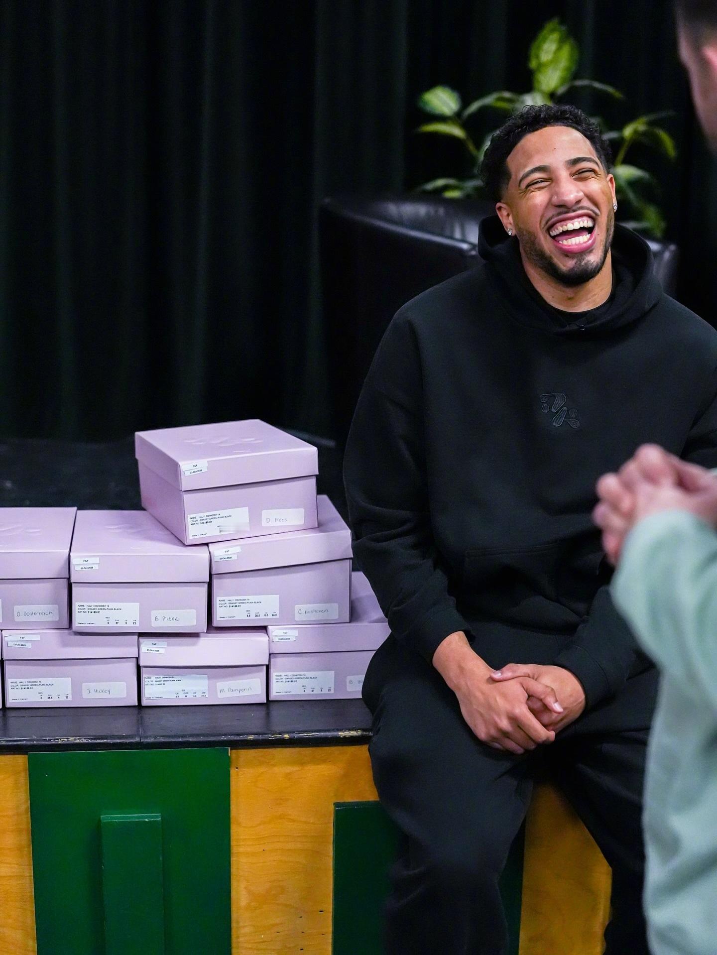 哈利伯顿给高中母校球队送上了学校专属配色的Hali 1 “Oshkosh Nor