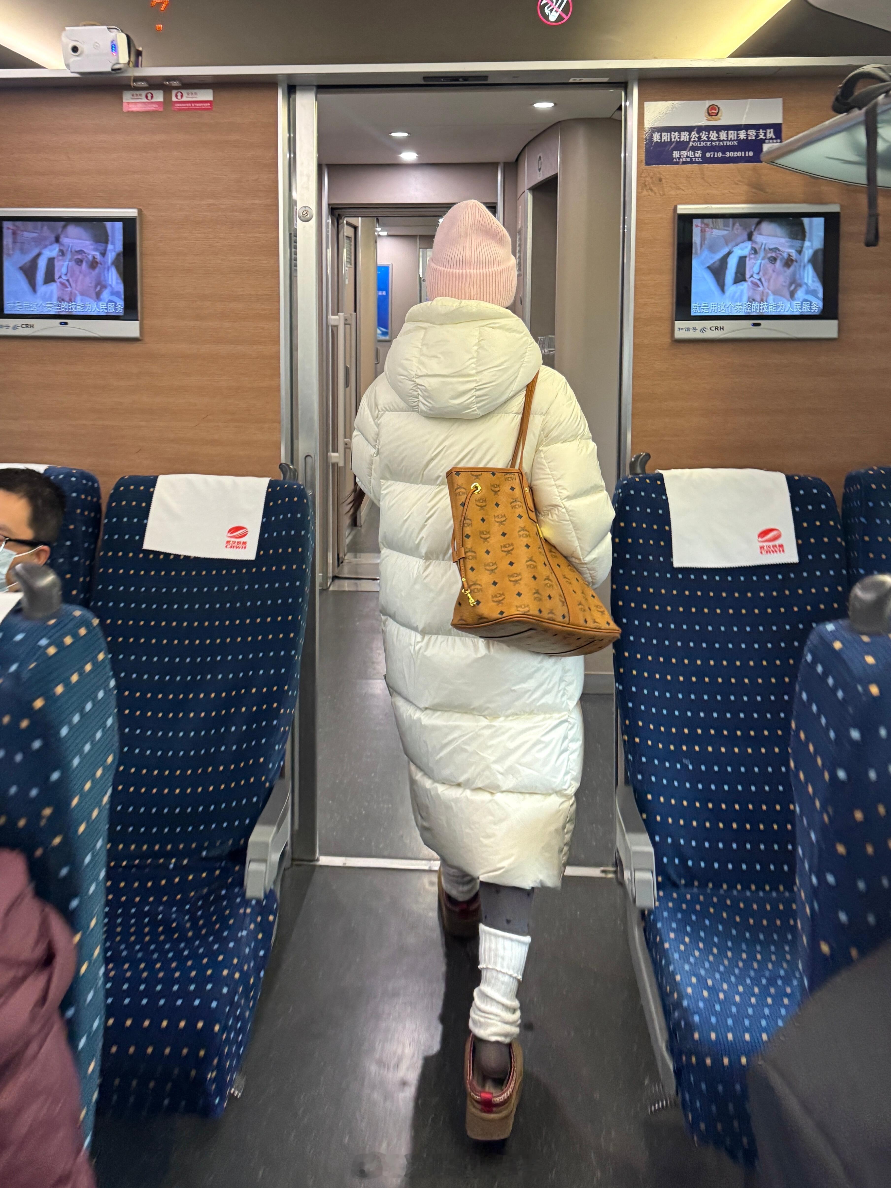 woc！高铁上看到了梦寐以求的羽绒服！！|||刚上高铁就被这个小姐姐的羽绒服给吸