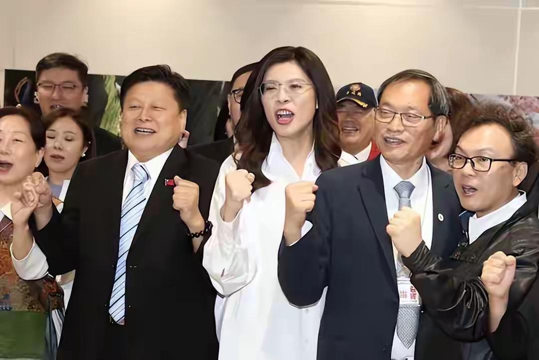 郑丽文全线布局辅选！国民党二号人物提前铺路，李四川同台冷场后慌忙改口

距离20
