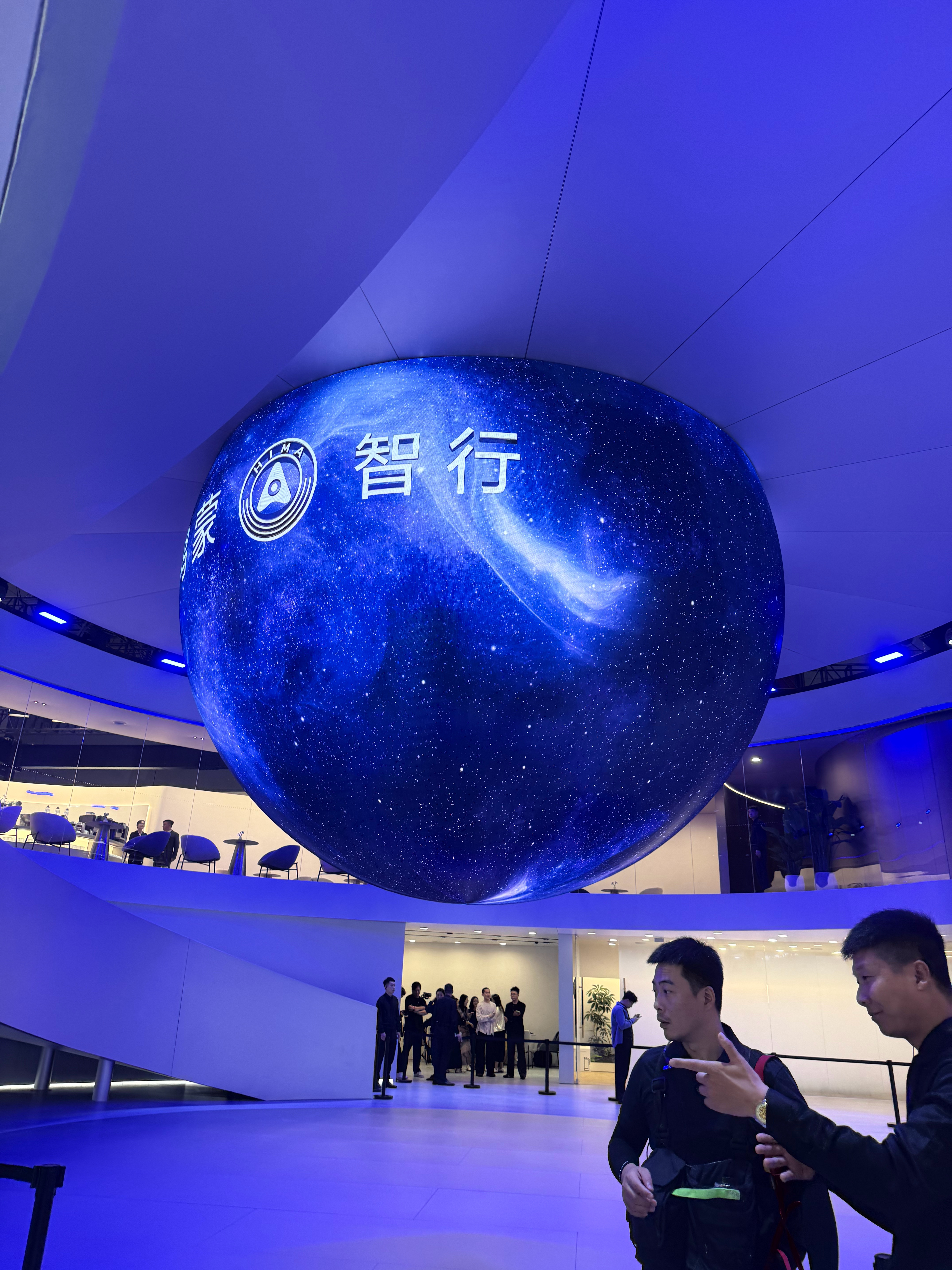 余承东称尊界带汽车链高端化 要不说还得是鸿蒙智行，这次粤港澳车展我是真的被震住了
