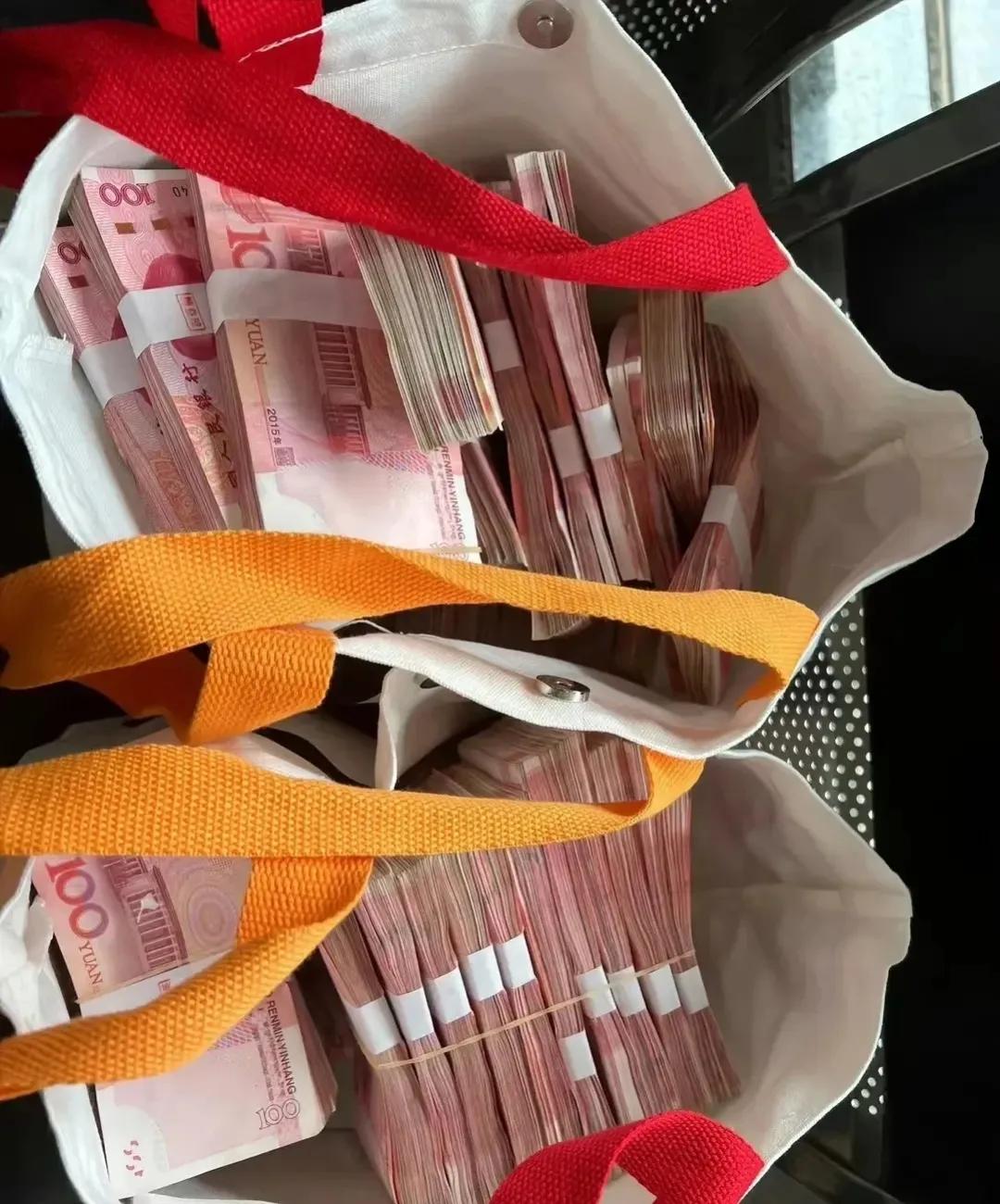 人到中年，
想要翻身的机会只有这几个： 
1，老房子遇到拆迁，瞬间人生巅峰。
2