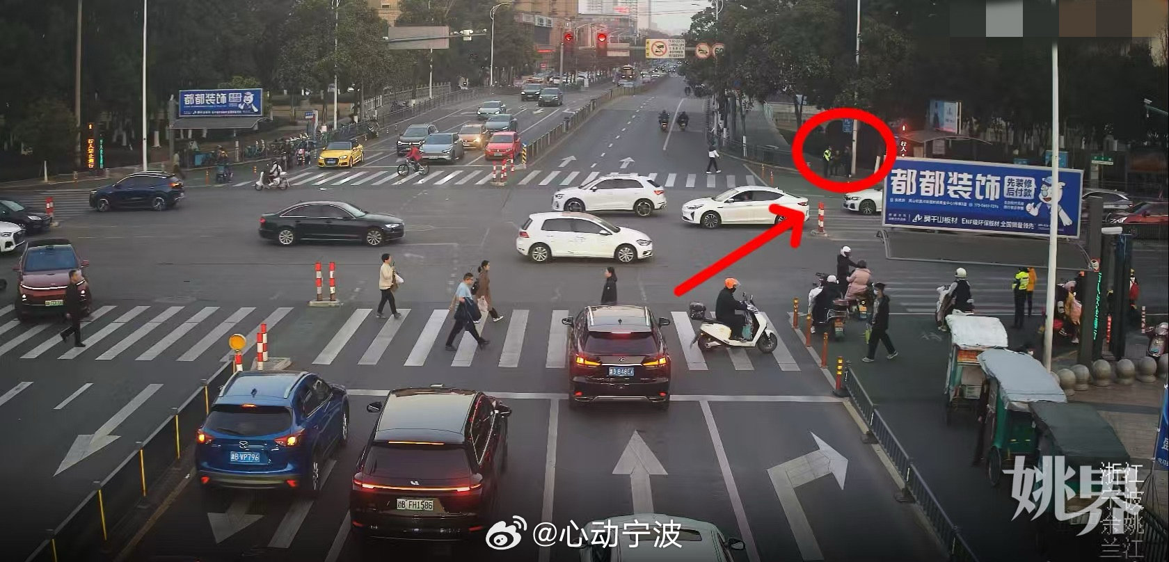 余姚交警铁骑暖心护送走失老人平安回家 余姚街头晚高峰，铁骑队员茅路宇、胡昱婕在路