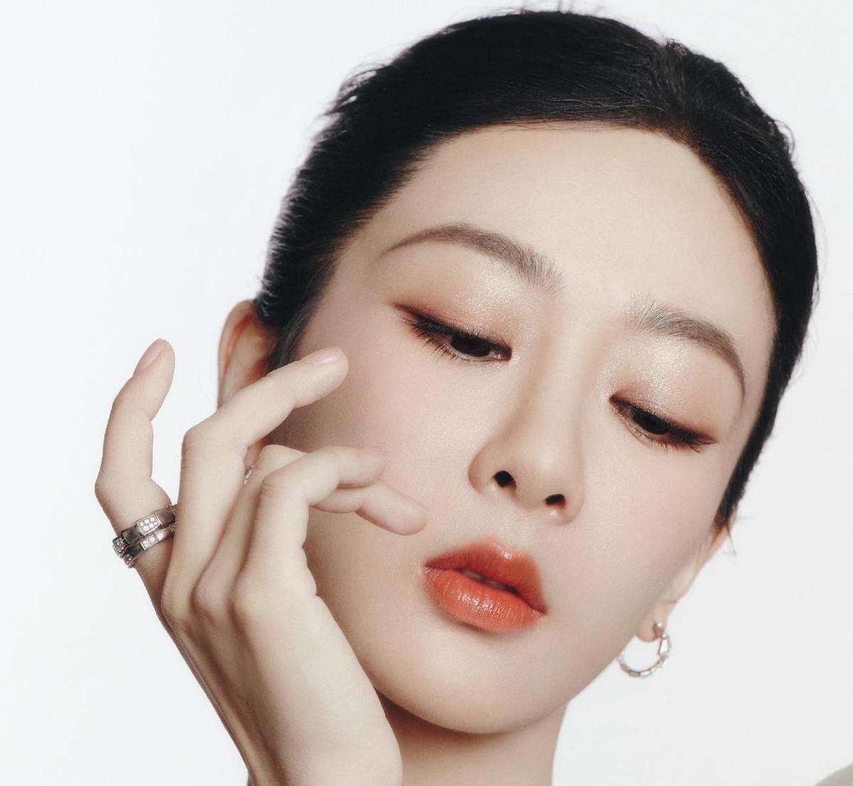 杨紫拿了白玉兰视后。
朋友圈刷到好几条恭喜的，网上的动静倒不太一样，吵得挺凶。