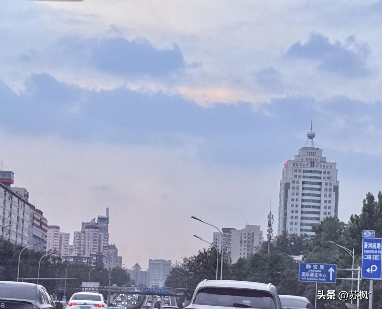 北京三元桥雨后，云如水墨画