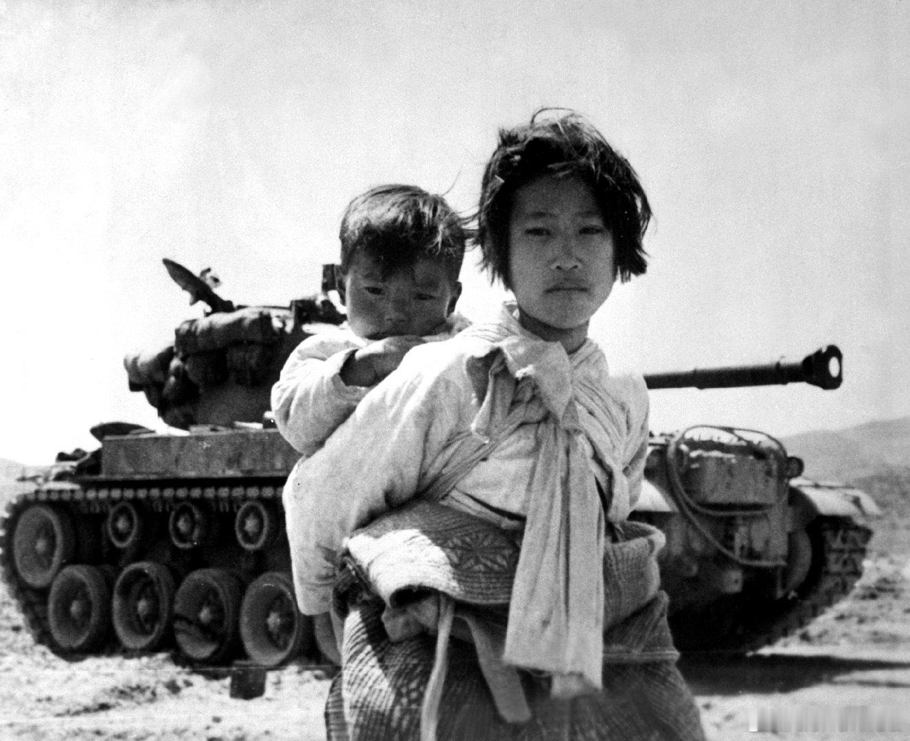 历史知识 老照片 1951 年 6 月 9 日，韩国幸州，一位韩国女孩背着弟弟逃