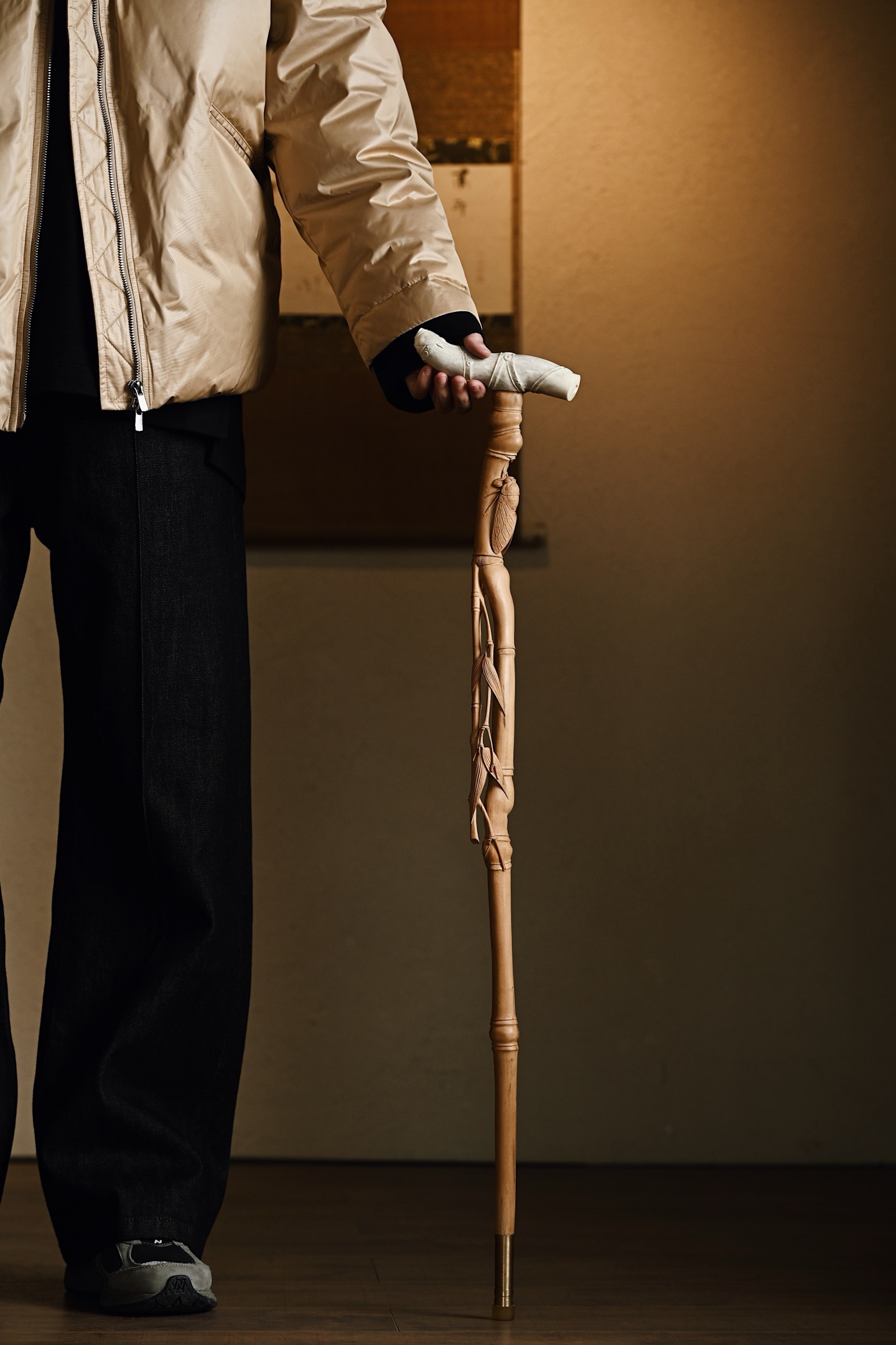 老山檀×鹿角 | 竹意 拐杖选料细腻，雕竹之形，竹节依次攀升，杖首竹根形象生动，