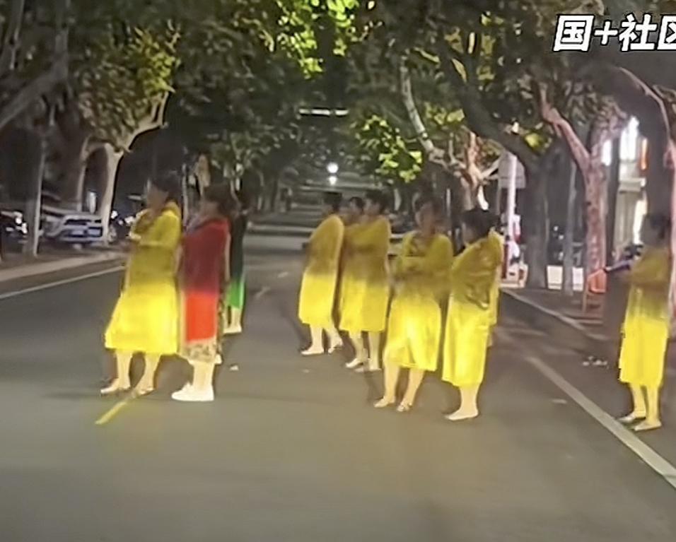 我本以为之前的辽宁老年暴走团，不给消防救护车让道，已经是很奇葩了，没想到山东烟台