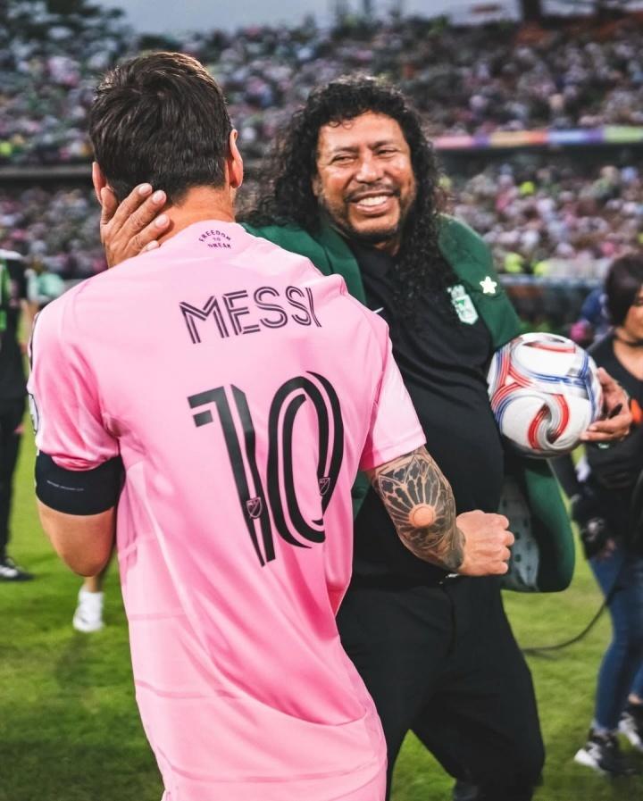 友谊赛迈阿密国际2-1击败麦德林国民竞技。梅西赛前与哥伦比亚传奇门将伊基塔进行开