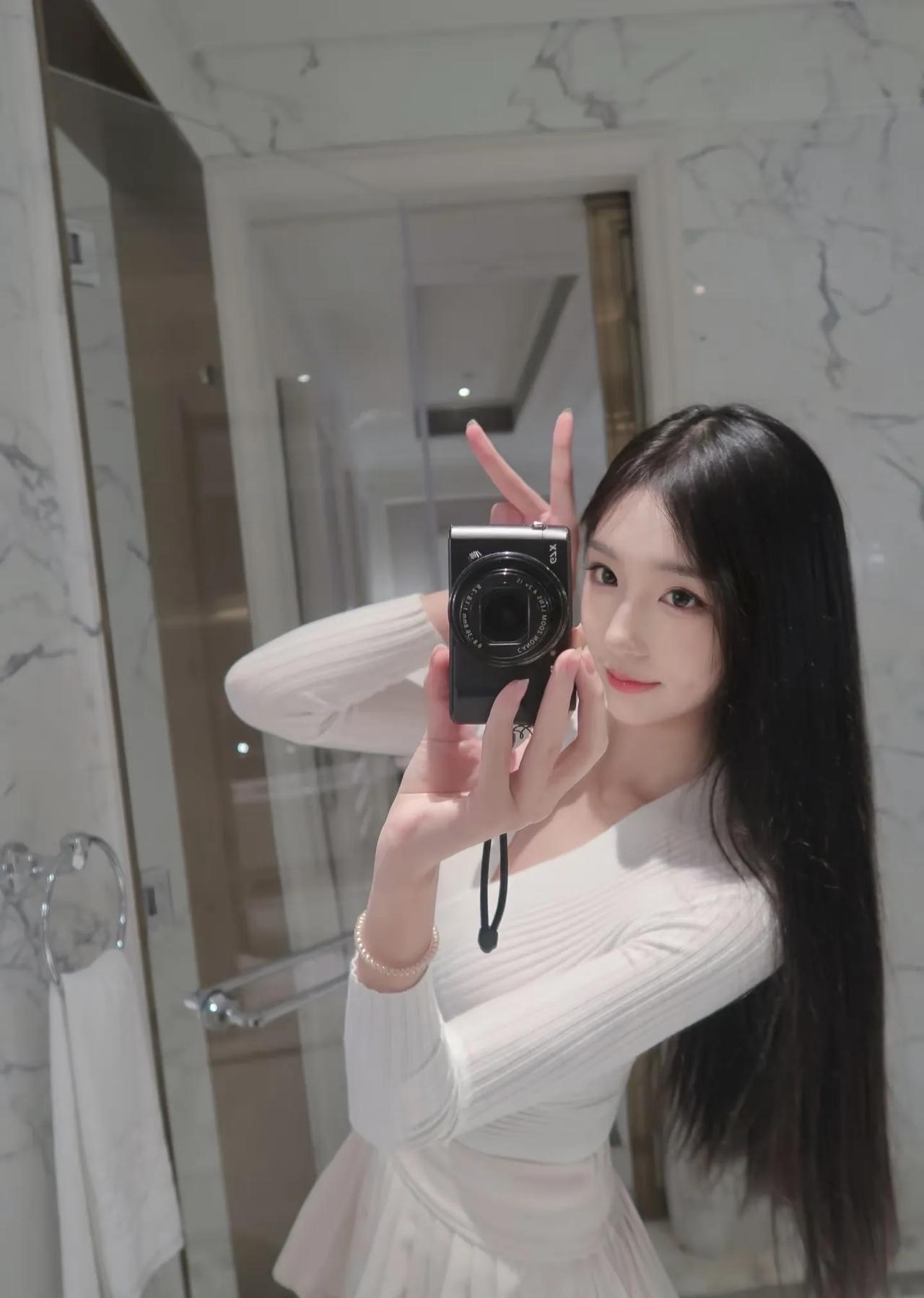 镜中人影，笑语盈盈。