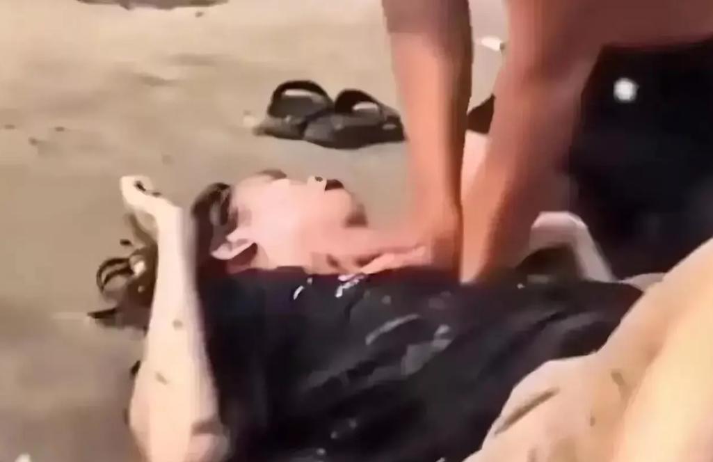 “这不是救人，是猥亵！”广西北海，一女子不慎溺水，男子对其进行施救的过程中，多次