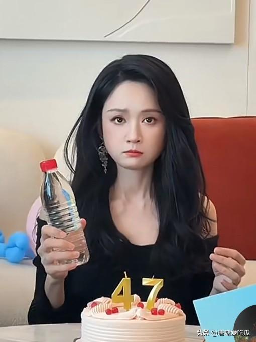 47岁陈乔恩
生不生孩子已经不重要了
因为她老公根本就不在乎，昨天是陈乔恩48岁