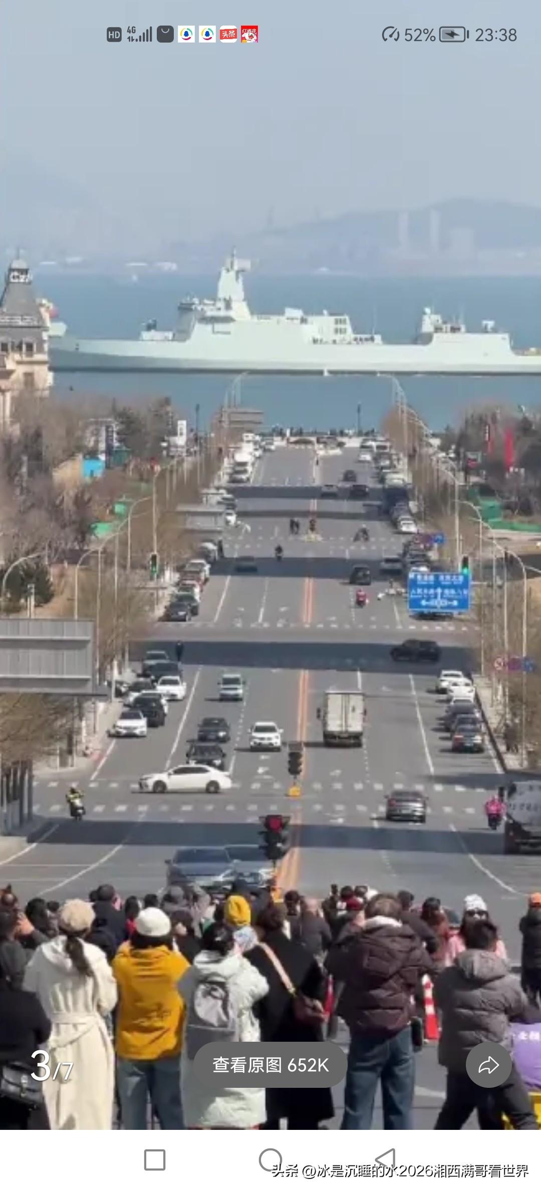 055级万吨大驱的名场面！
近日，网友在互联网分享一张在大连网红打卡点通海大街有