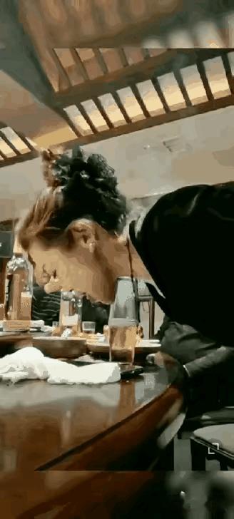 女人沦落至此不能只怪女人，旁边那个男人是始作俑者，为什么不讨论讨论他呢？