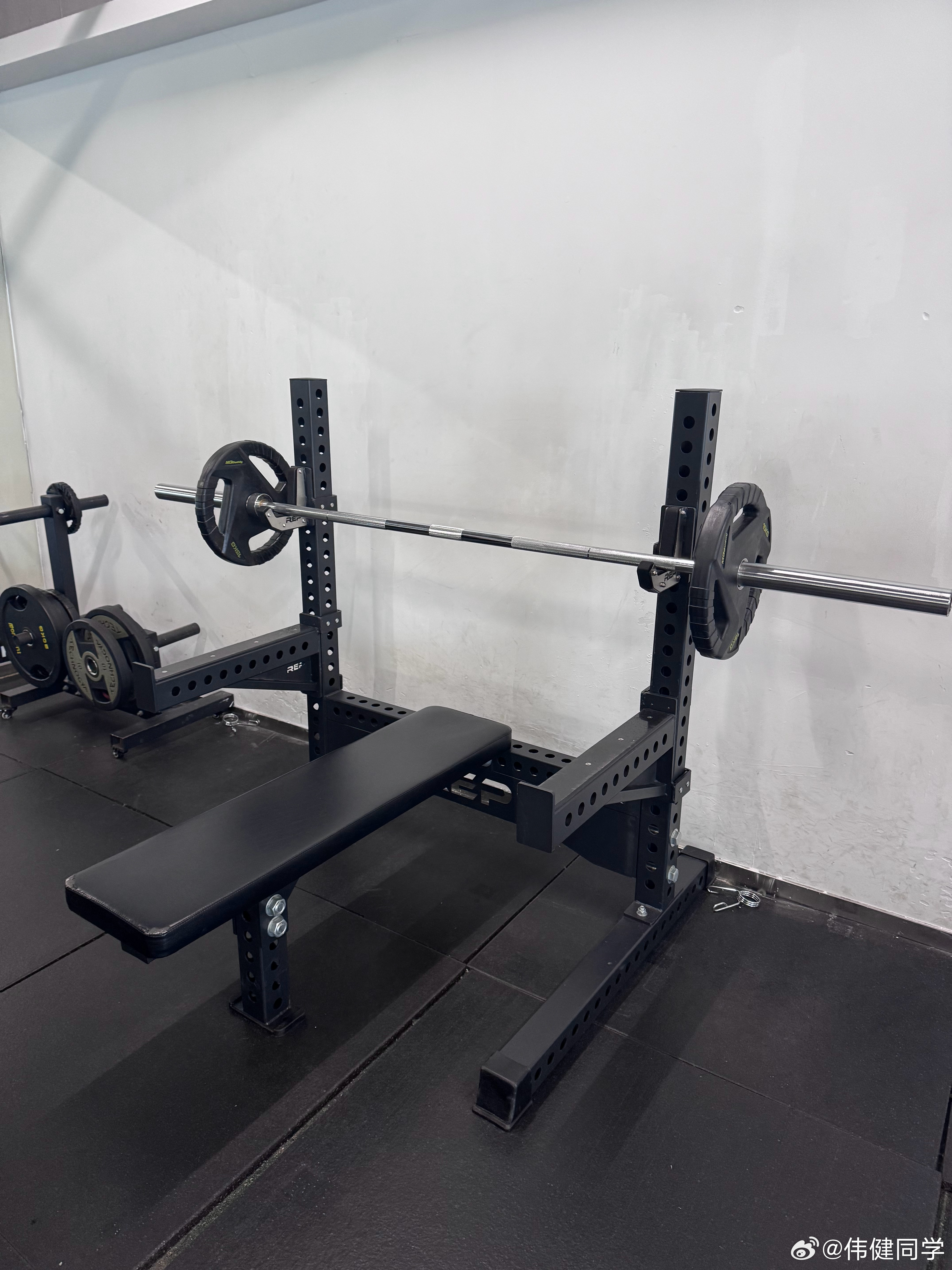 2026第73练今天杠铃卧推50kg，能完整做两组了[干杯]（哥们在旁边辅助，冲