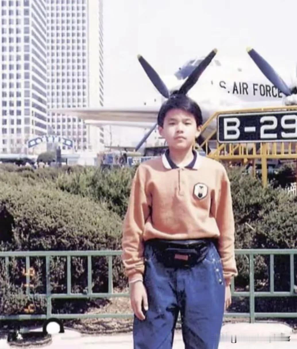1991年，刚刚12岁的周杰伦在公园游玩留念，此时此刻，也不知道在他的腰包里面放