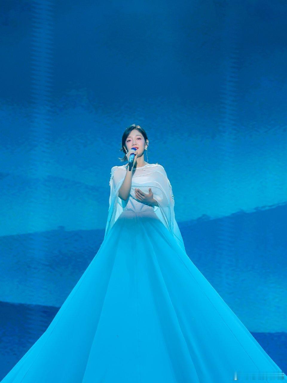 以为是山没想到是她的裙子以为是山河没想到是裙子，希林娜依高这造型绝了啊原以为是自