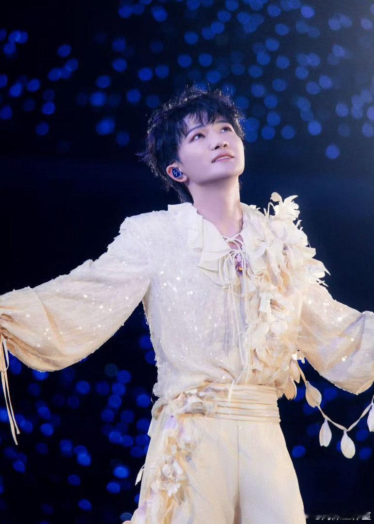 风一吹周深仙气就藏不住了周深的披风连夜缝了扣子 披风加垫肩，周深穿出了少年侠客的