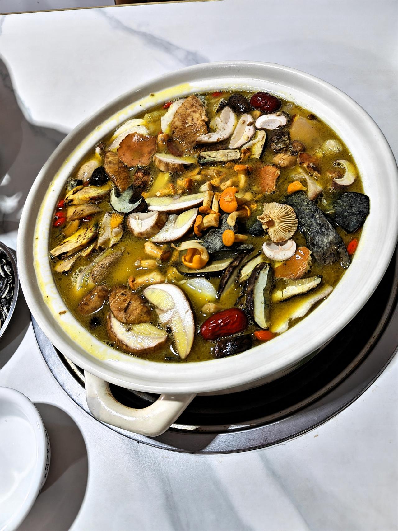 我这张美食照是在云南拍的，也只有云南才有这样的食物，你知道吗？在云南的山上，有一