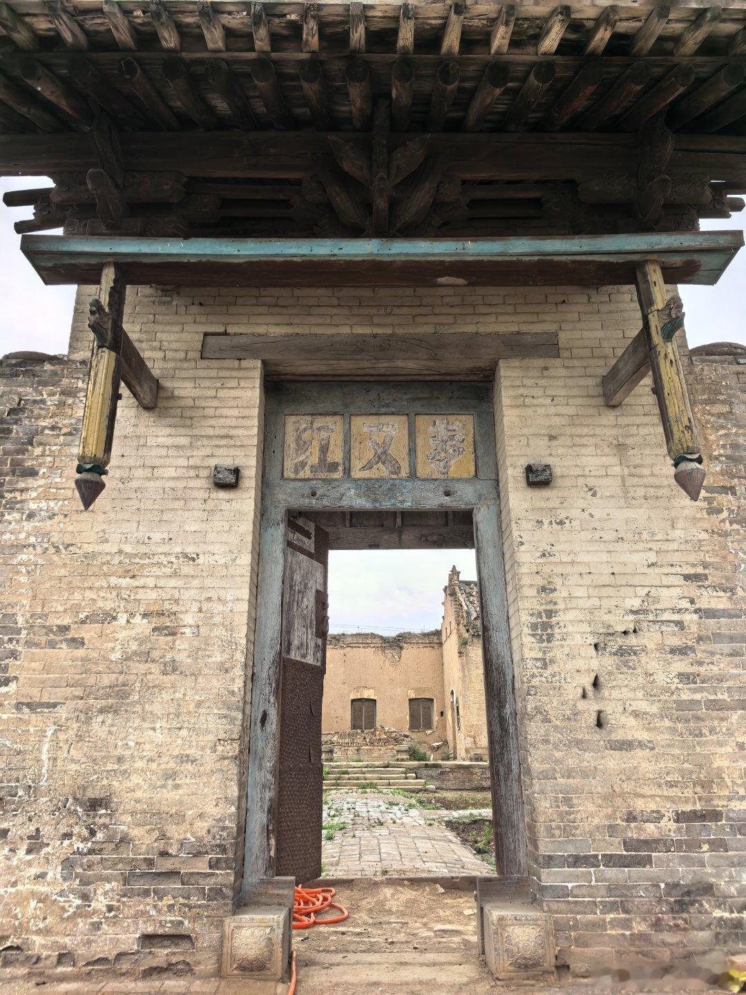 在汾河边，我们走进了一个院子，门上写着“红又专”……进去是一座巨大的欧式教堂，修