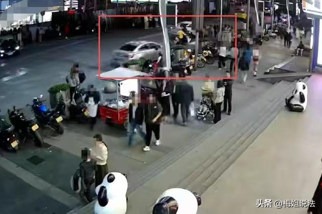 重庆，一辆小轿车突然冲向人群，撞飞数人后又撞坏路边两辆车，行驶了几十米才停止，大