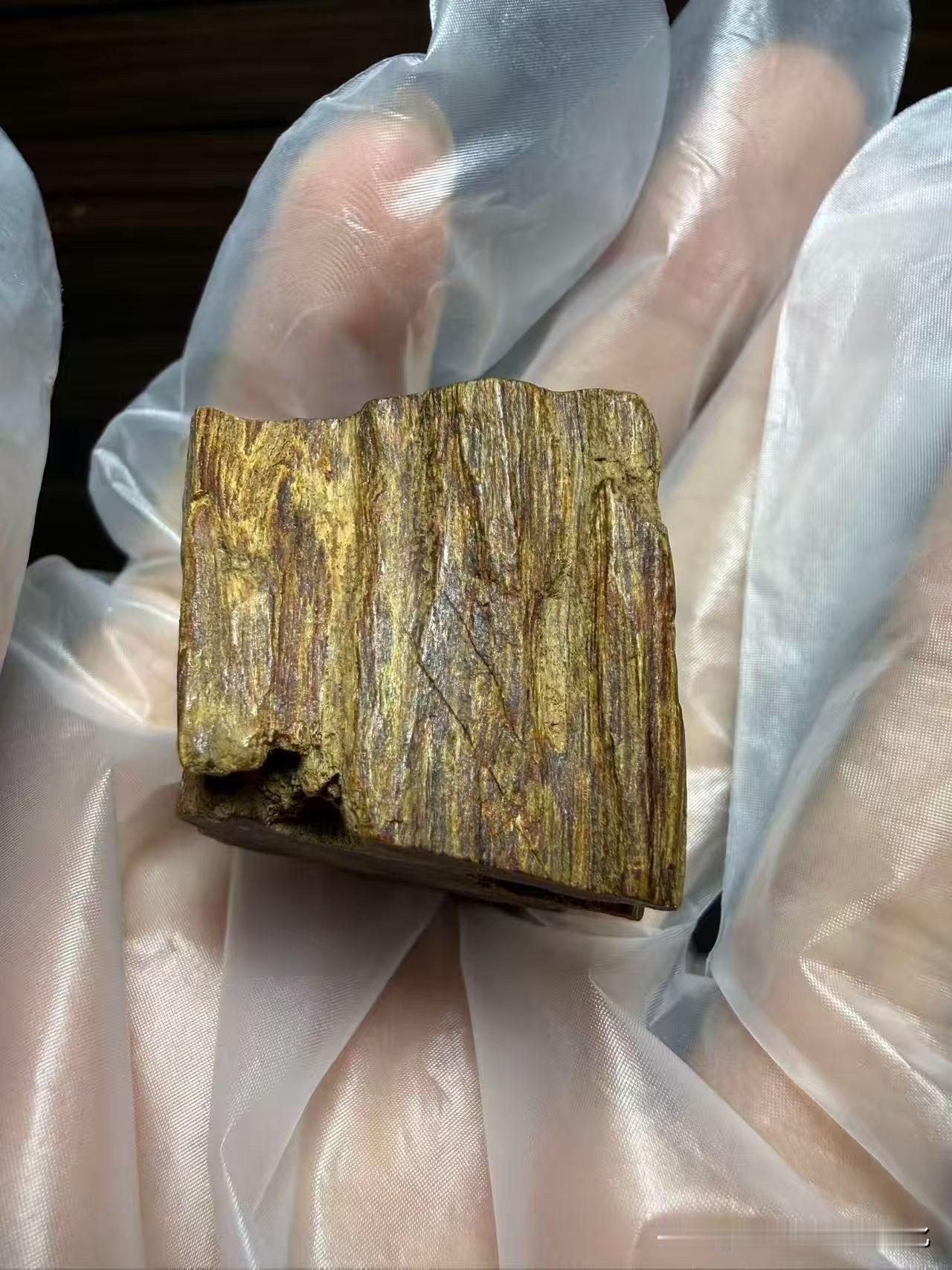 一块奇楠，不只是沉香，更是时间留下的气息。

红土孕香，油脂丰盈，入手温润，香韵