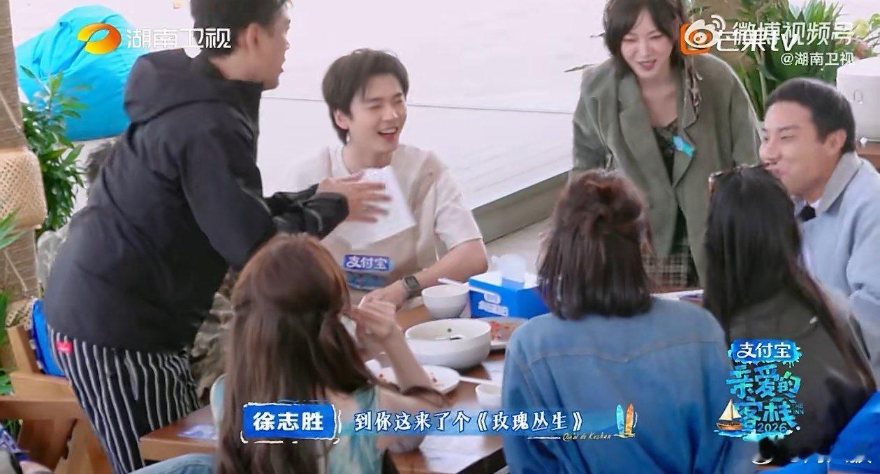 黄灿灿你再不说咸鱼飞升王鹤棣眼睛要抽筋了亲爱的客栈 这是什么活宝组合啊！黄灿灿饭