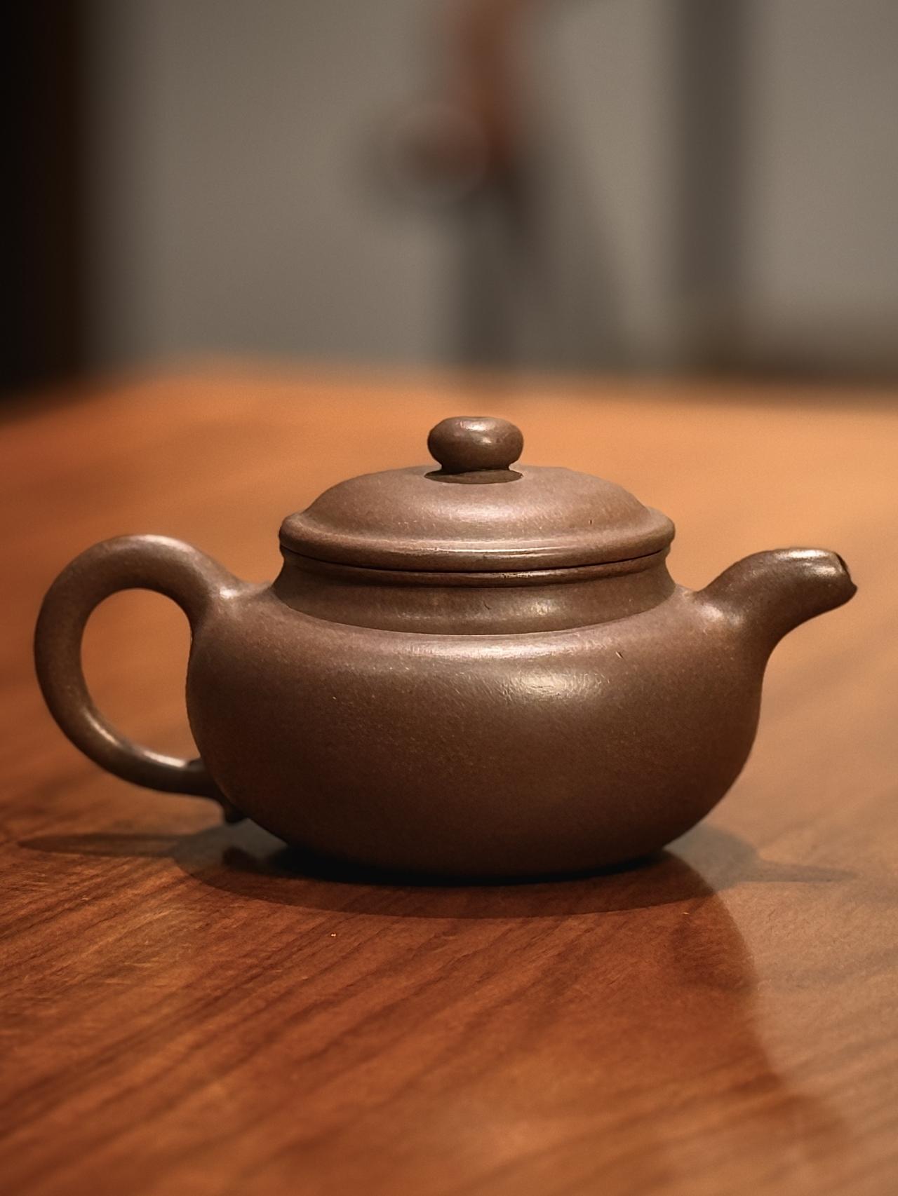 看仿古，看哪几点？
1.看壶嘴和肩，把的整体线条流畅贯通，一气呵成不间断。
2.