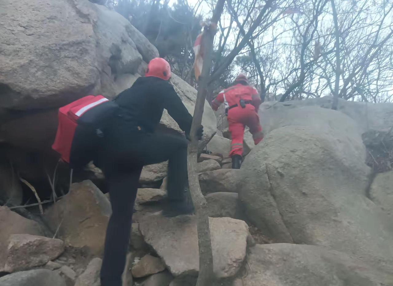 大年初六接119指挥中心通报，某山地有人员意外受伤，需要协助救援，我队备勤队员第