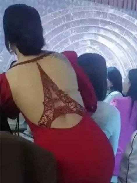 这衣服的设计灵感，是来源于巴黎埃菲尔铁塔吗？ ​​​