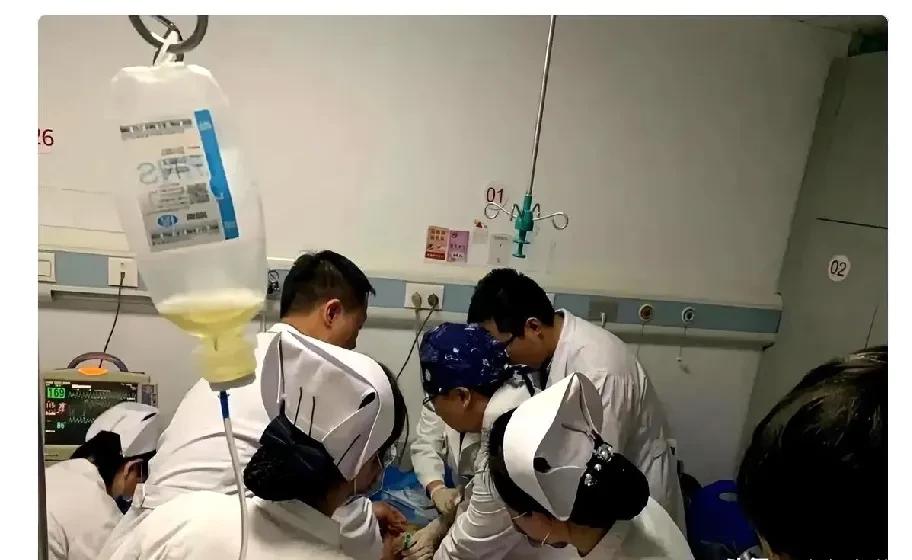 人还没僵，死亡证明已盖章

半小时走完一生，床位周转率比心跳更急

医生、公安、