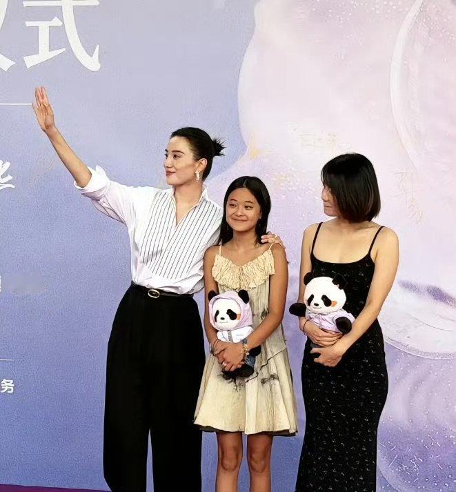 曾慕梅完美继承梅婷的气质曾慕梅和妈妈是一个模子出来的吗眉眼、气场如出一辙，曾慕梅