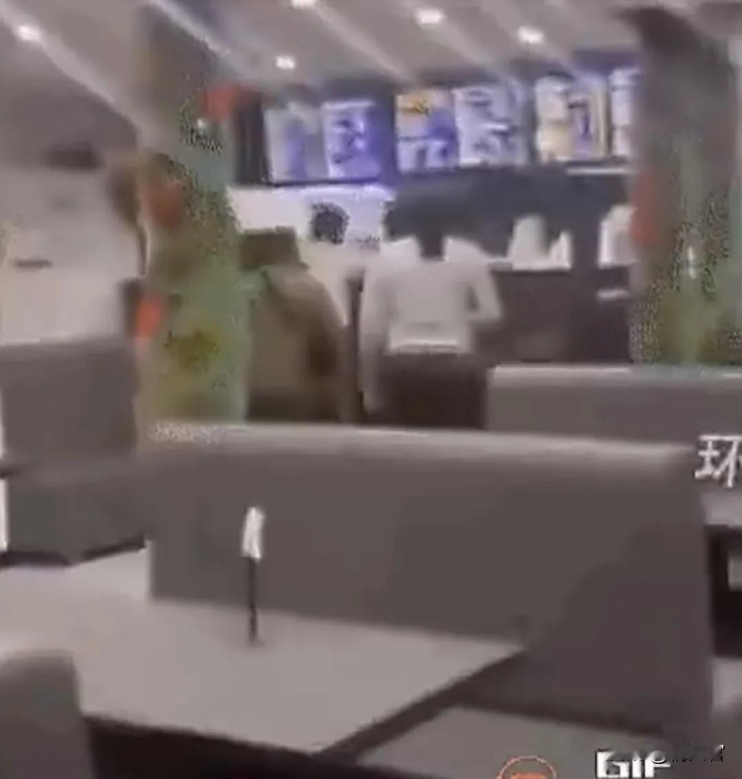 惊！印度游客“信仰闹剧”背后，旅游热下的文化与利益之争！
近期，一则发生在英国餐