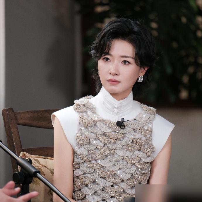 万茜被骂惨了，导演却说，就得这么折磨她。
零下几度的横店，她被高压水枪冲得站不