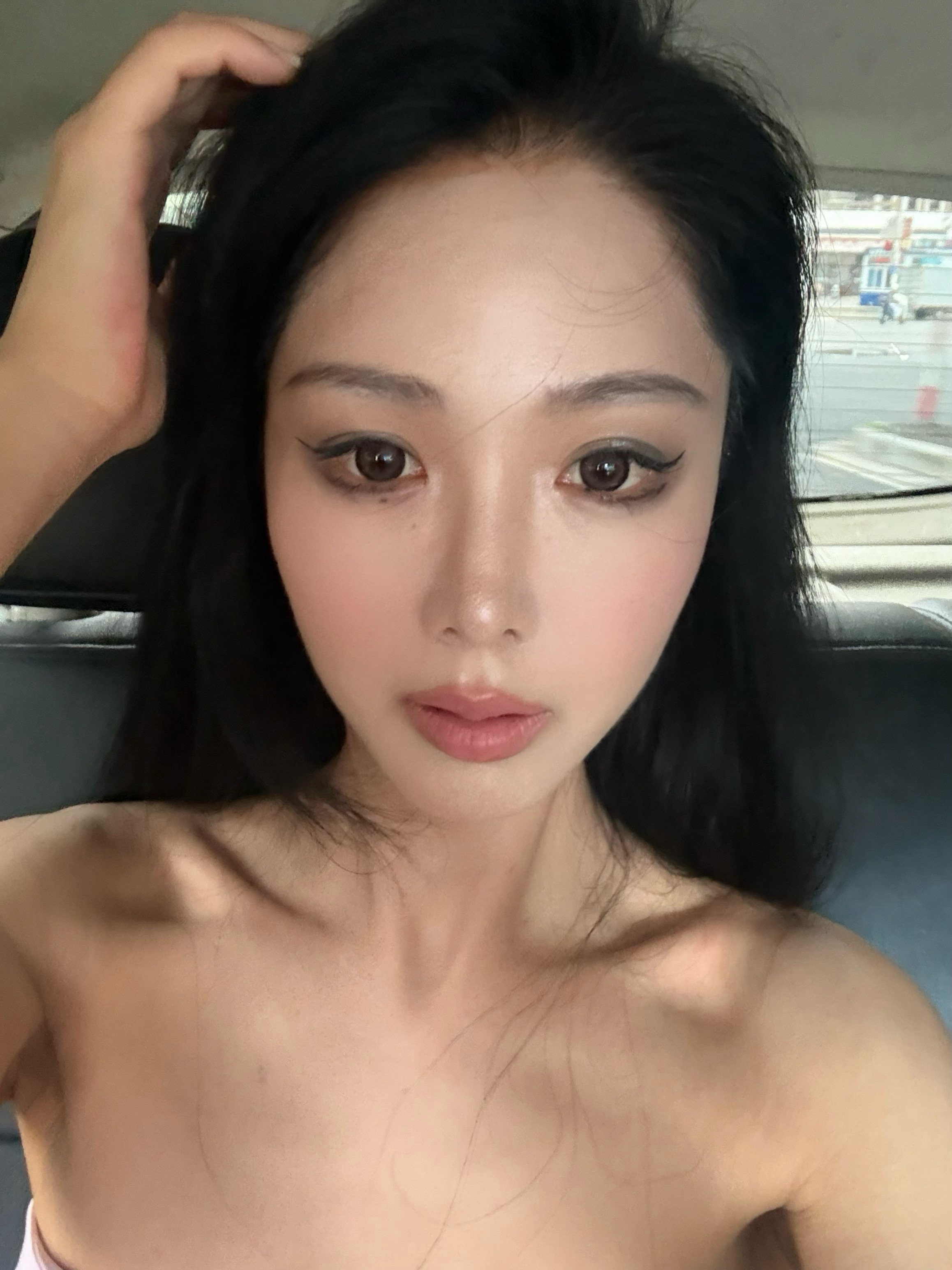 好有毛病 吃个粉化了个烟熏妆