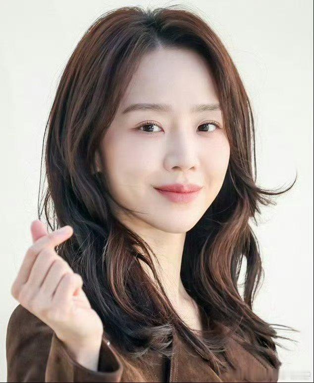 恭喜申惠善成功提名青龙视后，用细腻表演塑造鲜活人物，从容角逐奖项，未来继续闪闪发