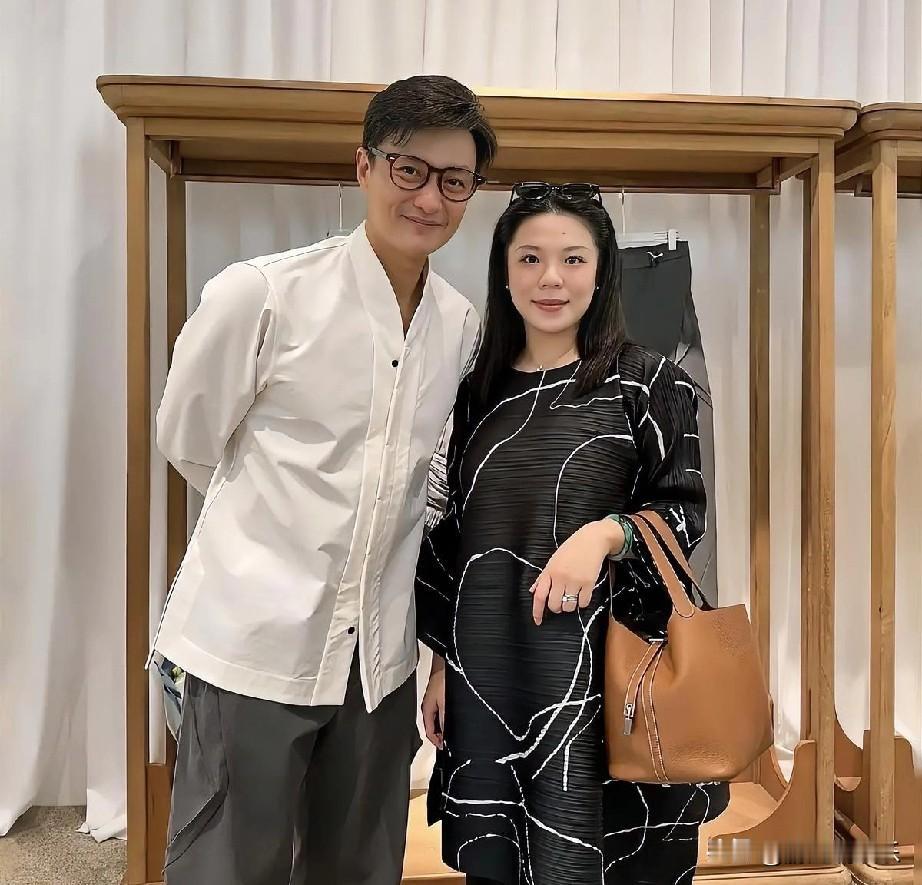 周一围在杭州新开服装店，衣服定价一千元左右，引发热议。这位昔日演员能否凭借新事业