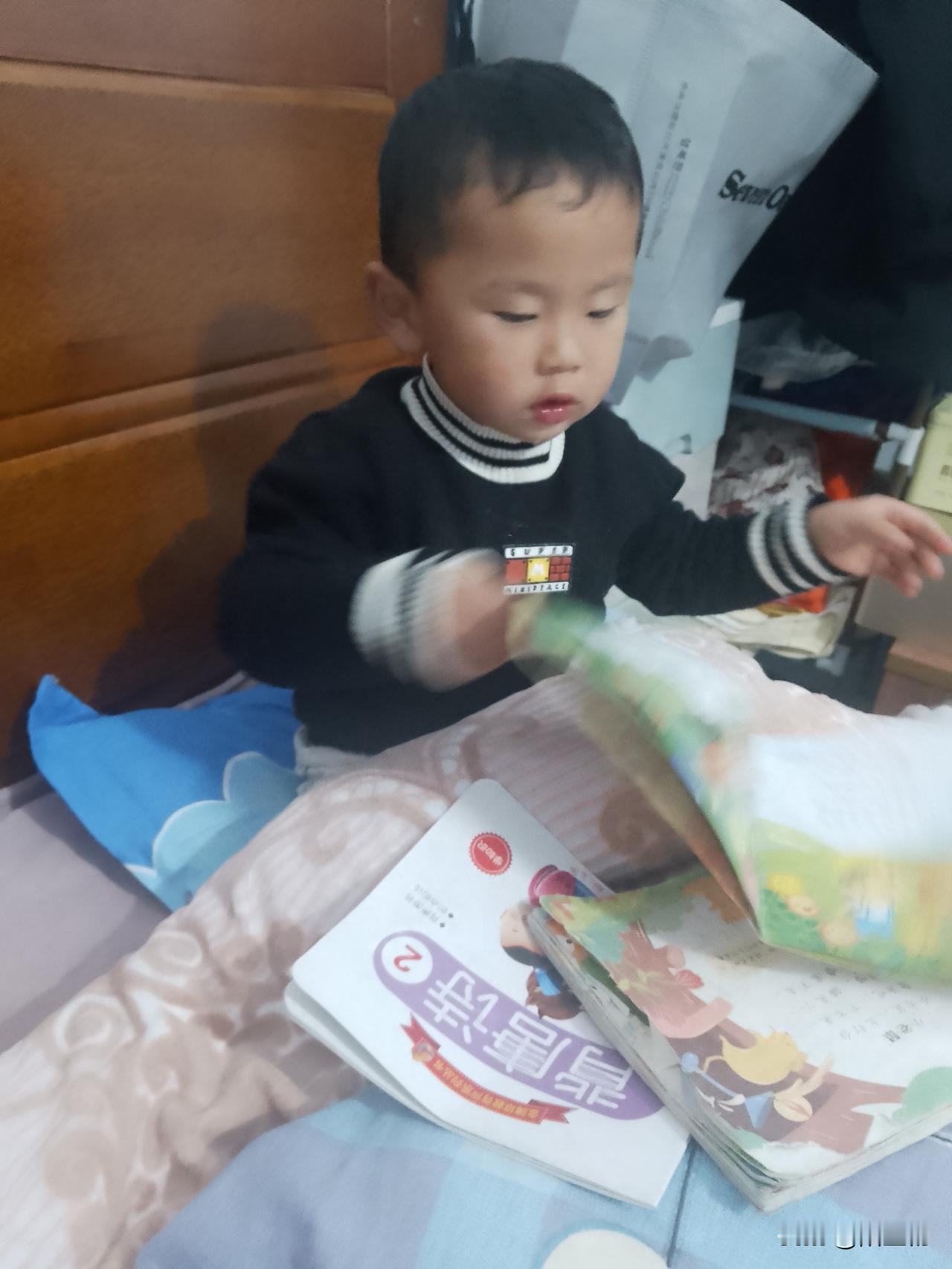 你家娃娃是否一样令你疲于应对？

今天，小孙木子两岁一个月了。他的变化之巨，令我