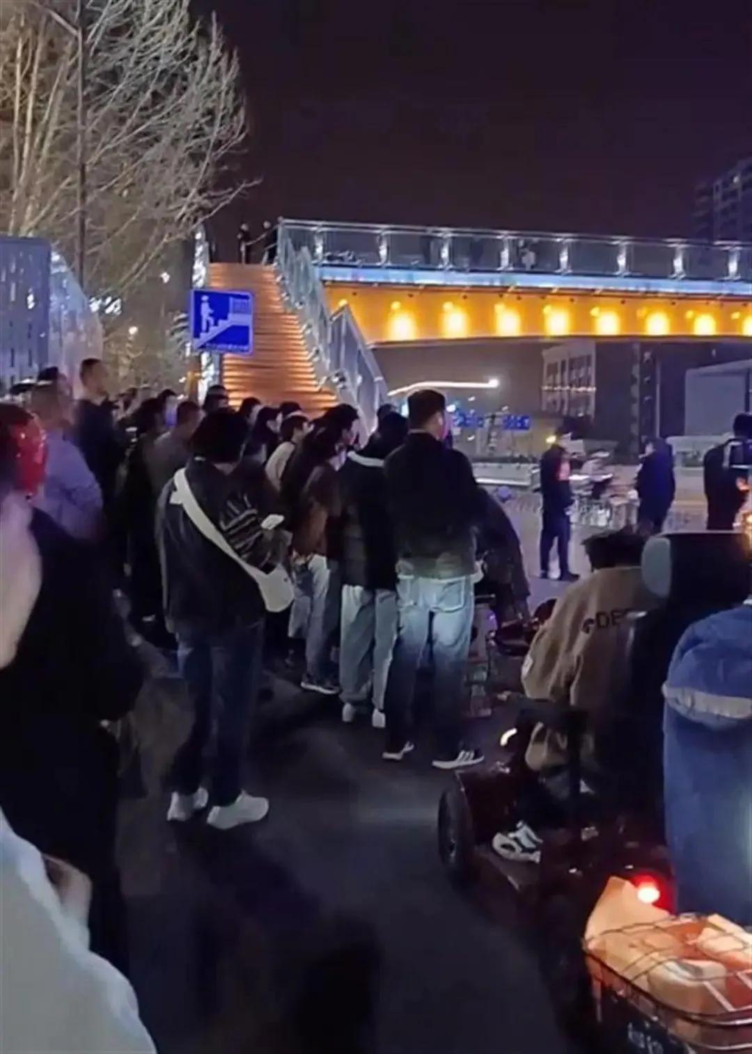 3月23日晚，山西临汾尧都区一男子酒后从天桥摔下身亡，引发网友关注。据现场视频显