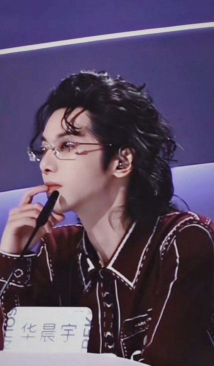 华晨宇说不出错问题就很大直播结束花花在后台还默默纠结自己的点评是不是太严格了！可