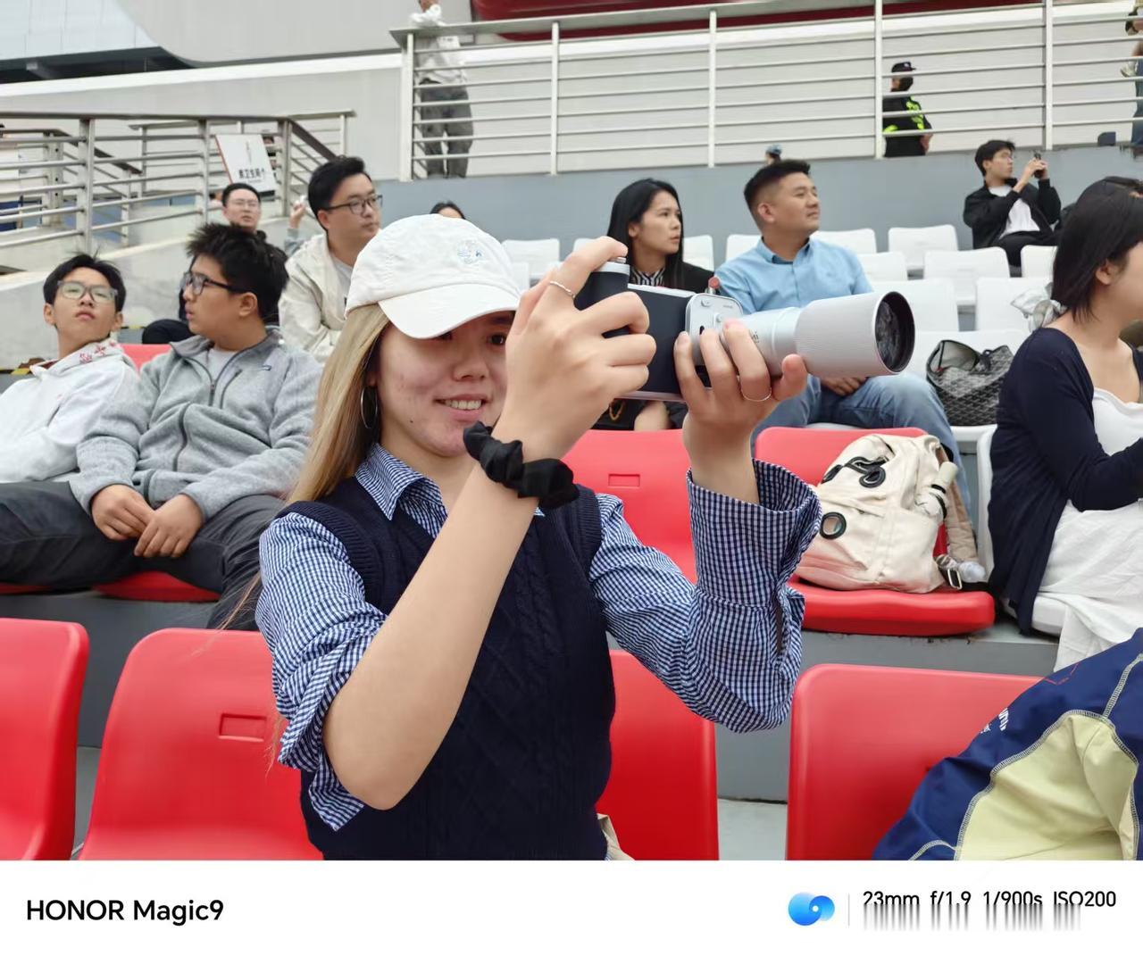 万万没想到，成都车展竟然让荣耀Magic 9出圈，现场很多人都在用

荣耀机器人
