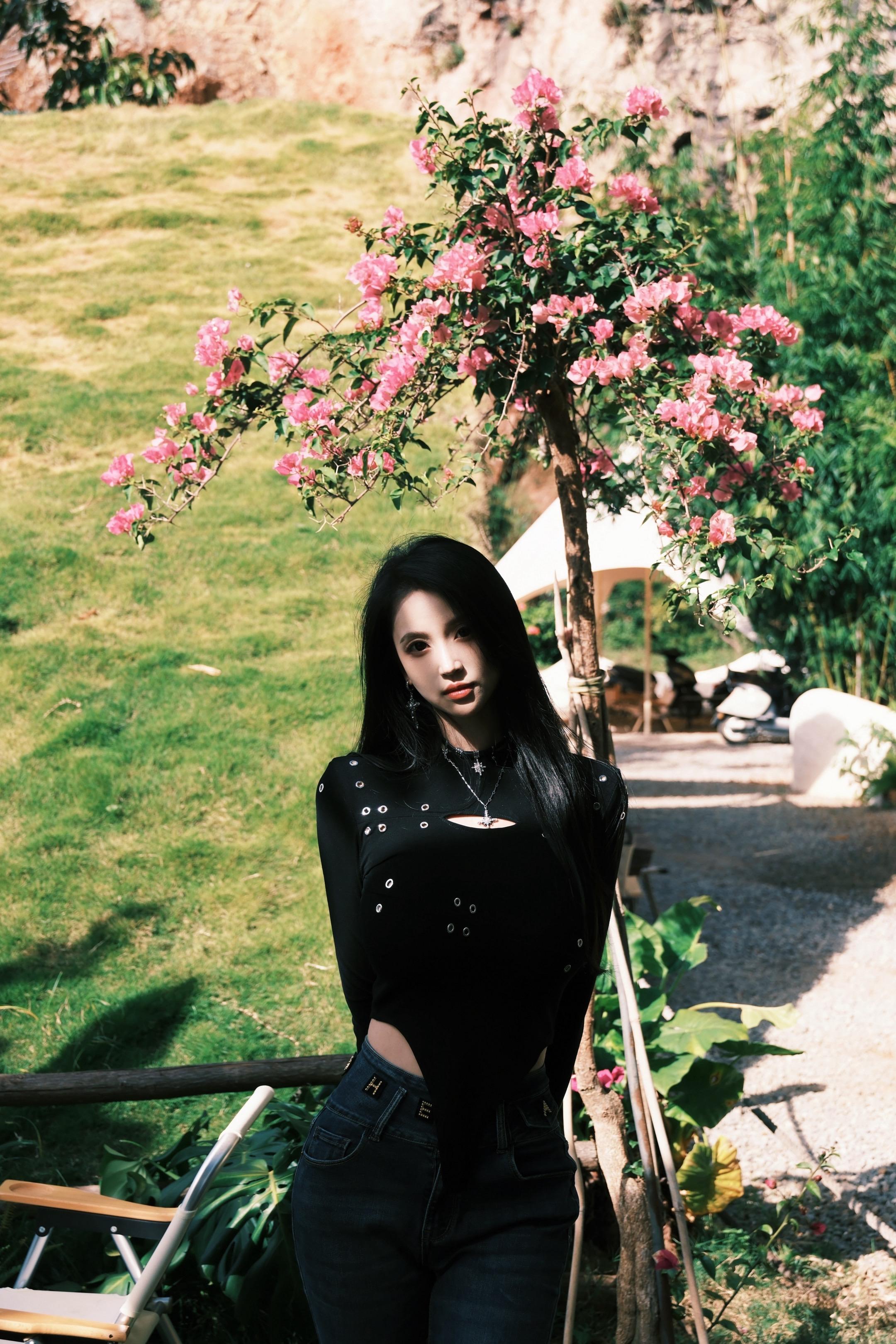 帅不帅不知道 反正挺拽的。