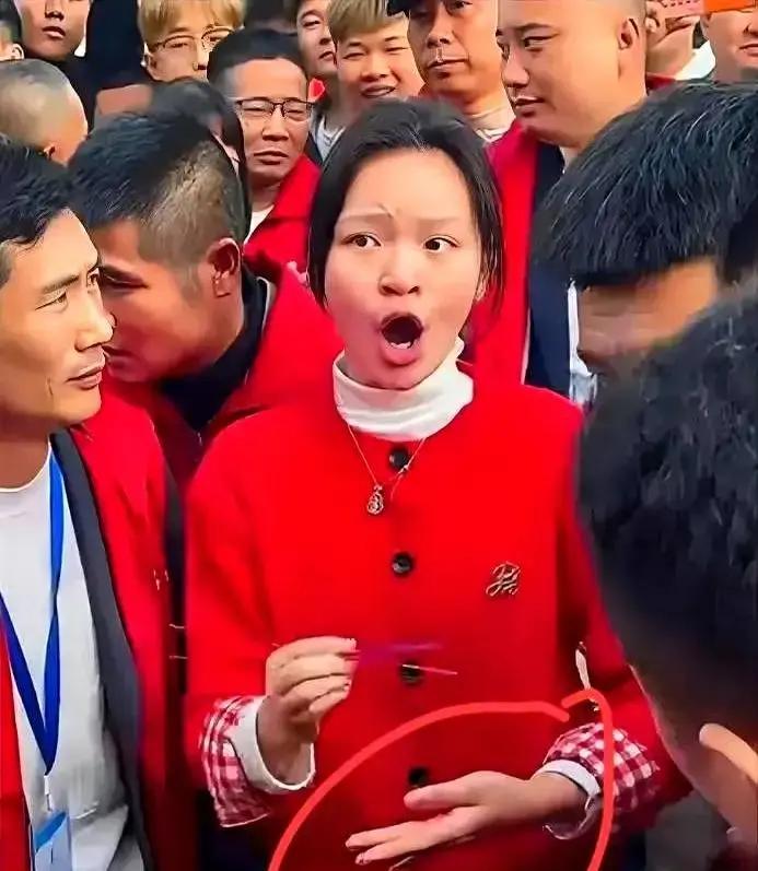 4月6号深夜，彰化街头人山人海，镜头里一个姑娘被挤得东倒西歪，右手却死死绷直食中