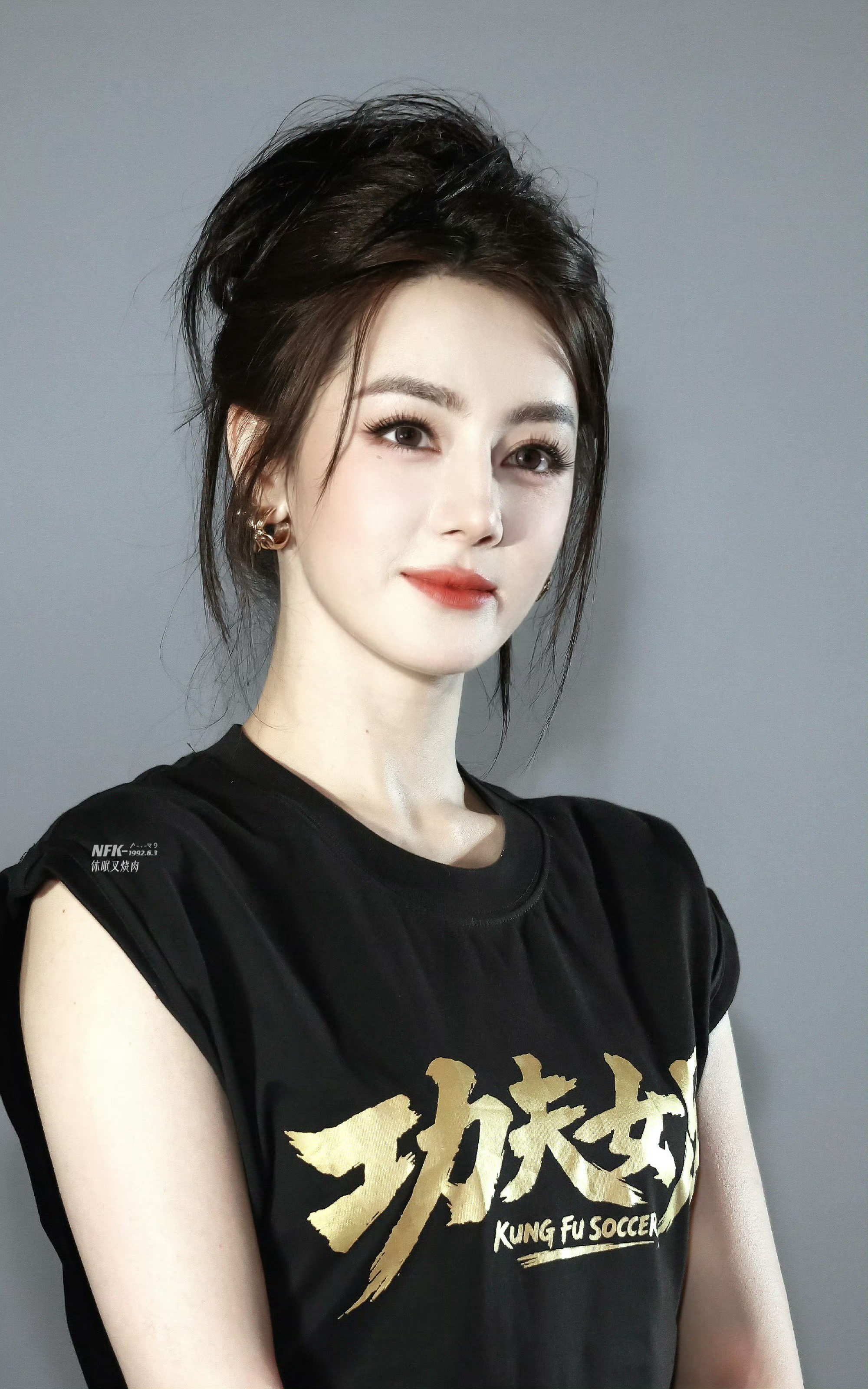 我们生于红旗之下，生长于春风之中。以青春之名，书写清澈挚爱；以心中红星，献礼中华