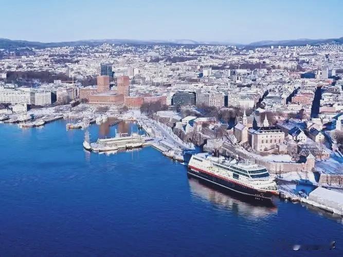 - 地缘战略意义重大：格陵兰岛位于北美洲东北部，是世界第一大岛，处于北极要地，地