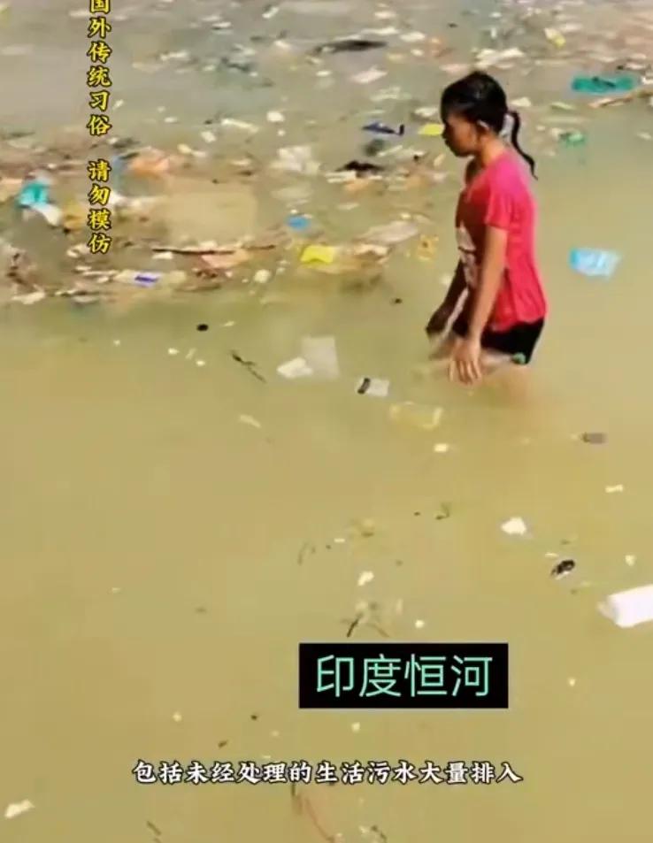 印度人的母亲河—恒河，每年这个季节，成千上万的印度教徒都要到恒河接受洗礼，净化心