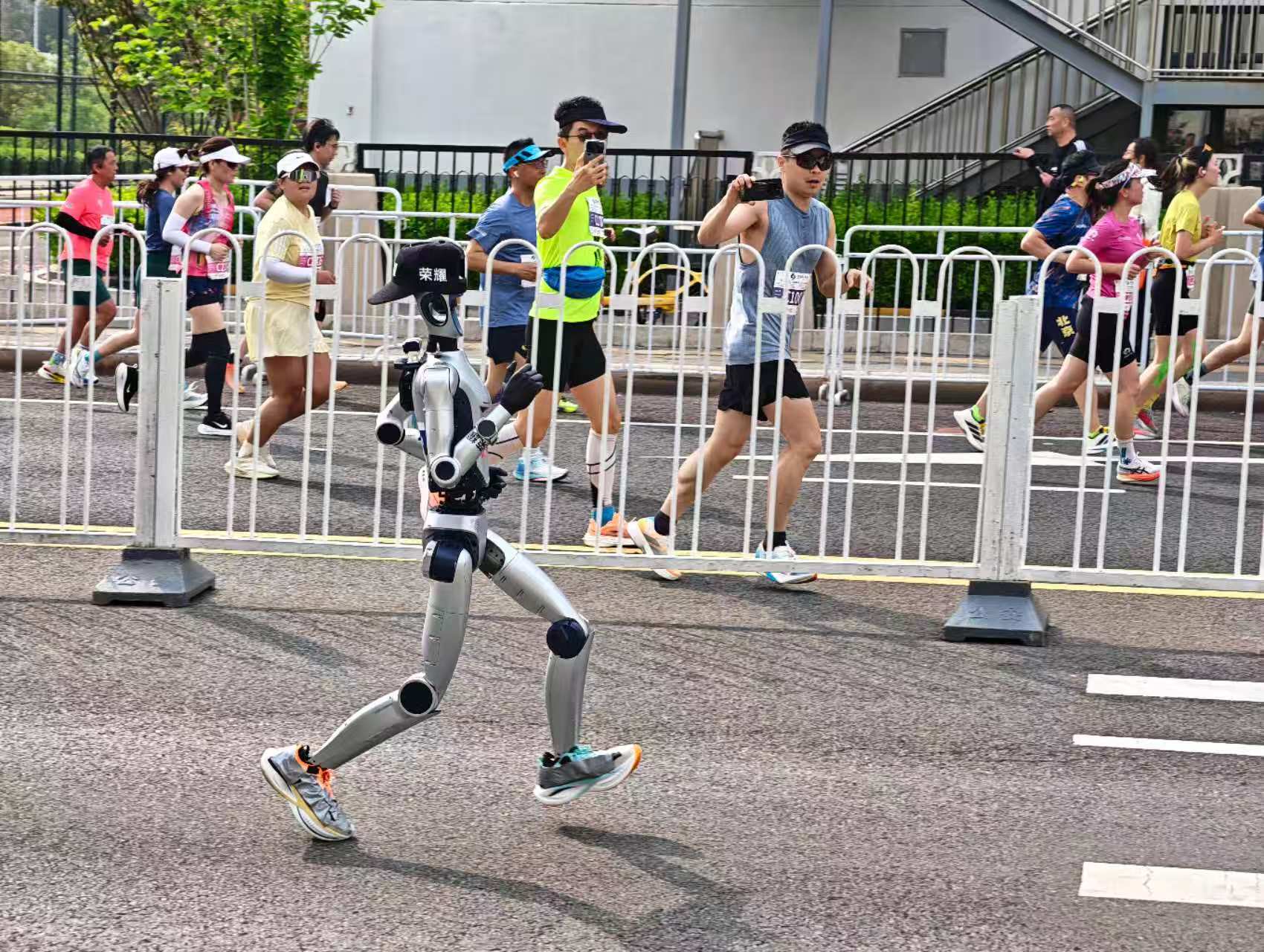2026北京亦庄人形机器人半马赛场，荣耀自研机器人元气仔全程佩戴荣耀手表6 Pl