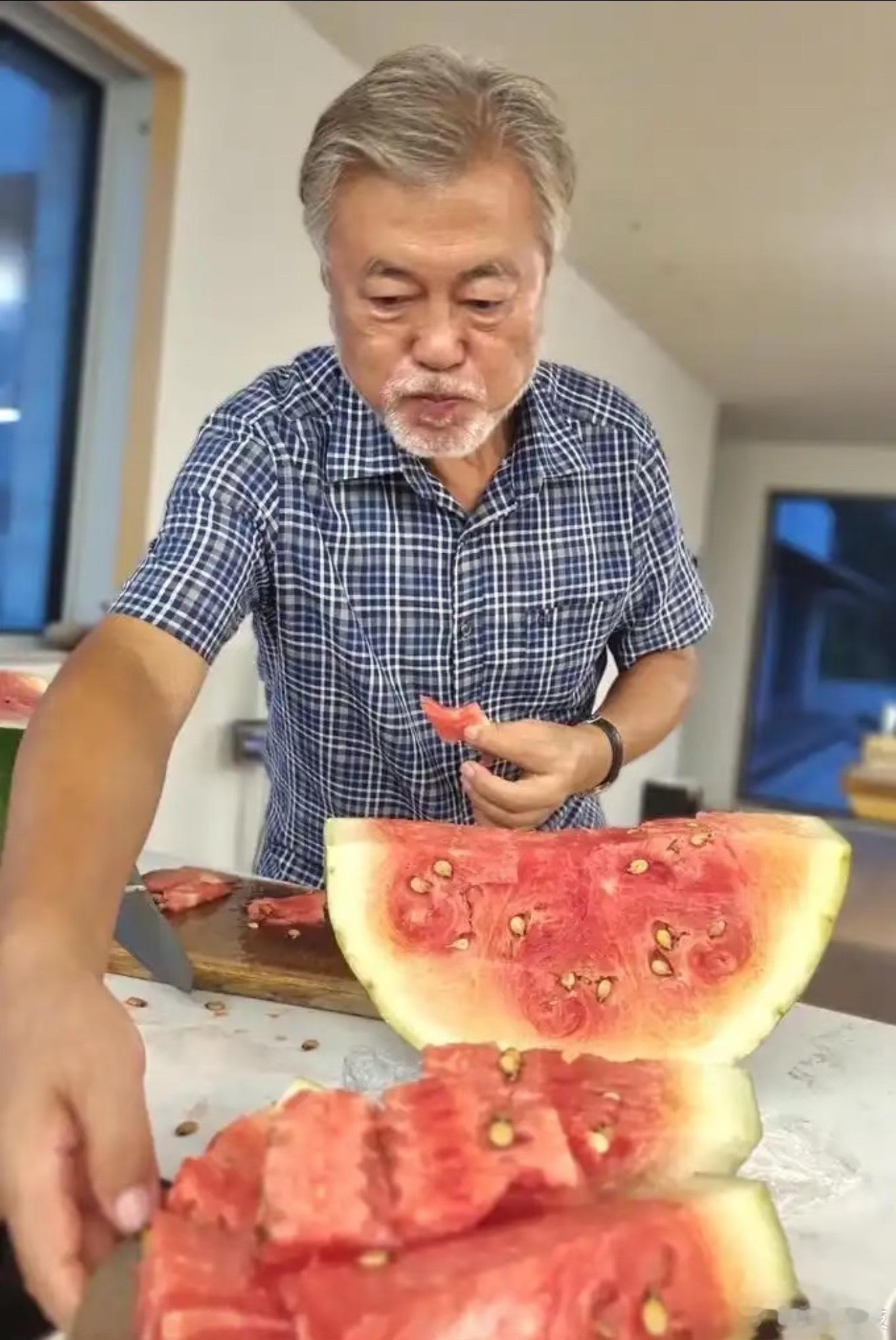 终于懂韩国人看我们吃西瓜的感觉了韩国总统都难得吃一次西瓜，而且品质还远不如国内的