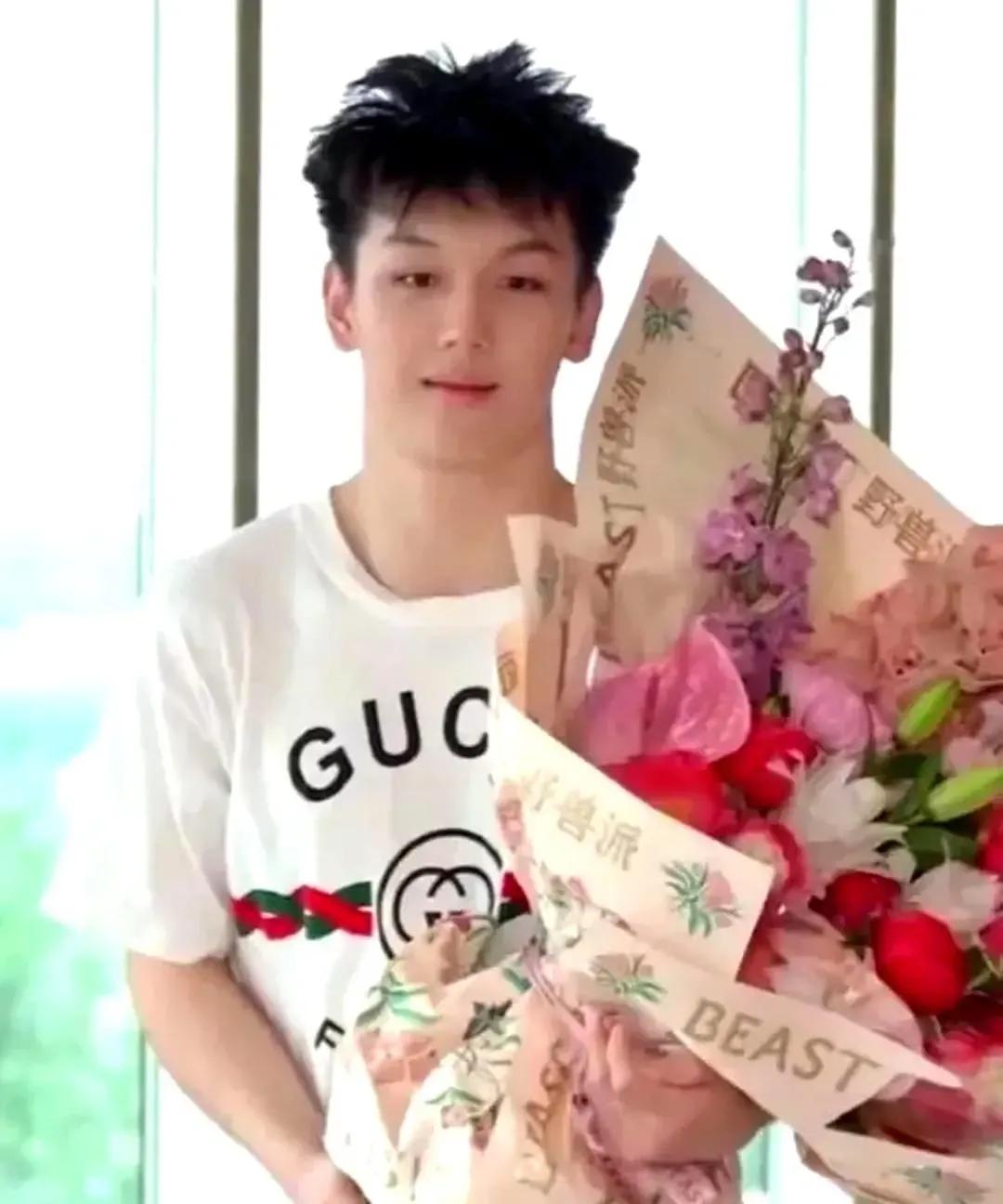 王艳的儿子球球长大了，颜值很高，就是脖子太粗了，与他的脸不成比例。

球球小时候