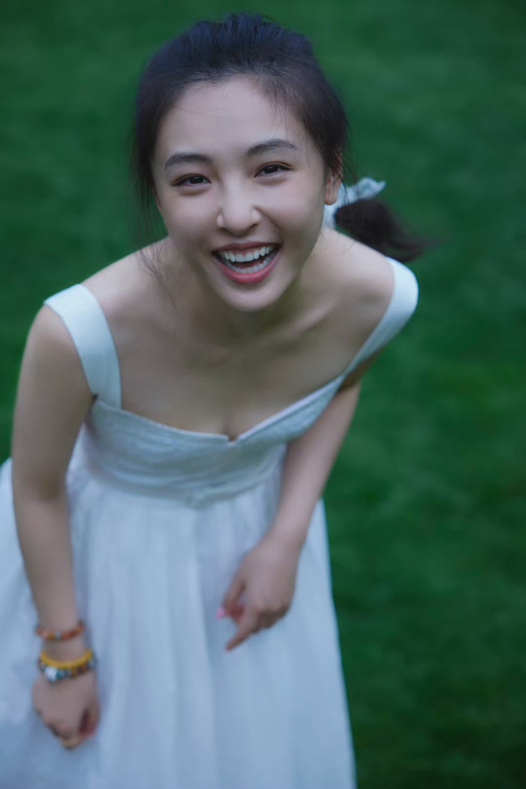 #吴倩清纯女大即视感#吴倩这青春感真的是太绝了，这组大片元气满满，很有活力，有一